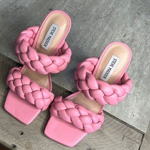 Brand New!!! Size 7 1/2 Kenley Sandal in Pink
Steve Madden